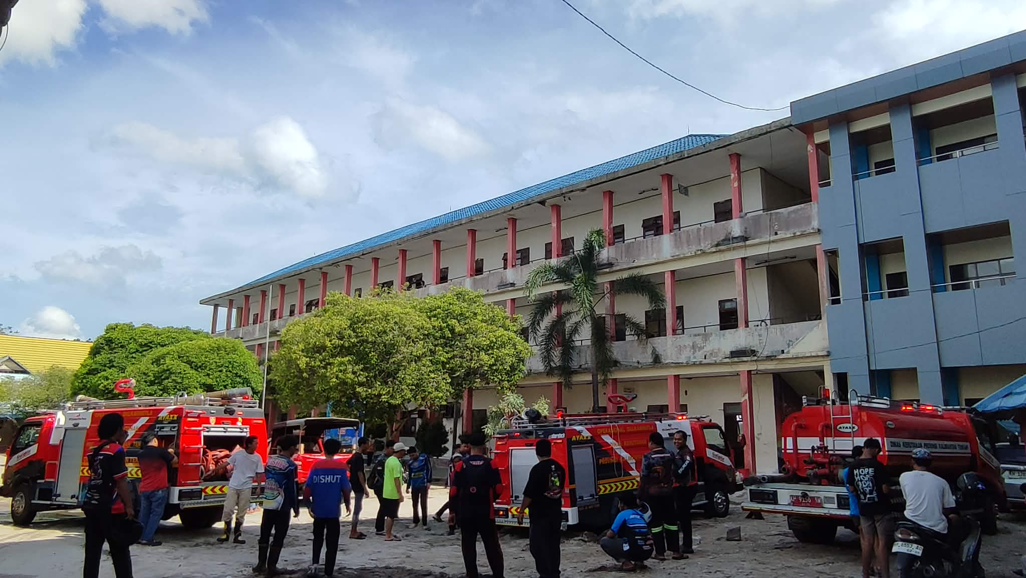 Sejumlah petugas dan armada pemadam kebakaran saat berada di SMPN-1 Palangka Raya, Jumat (13/2)