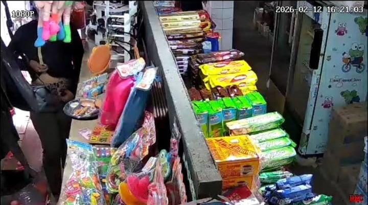 CURI: Pelaku mengutil kacamata dan menyelipkan ke balik celana
