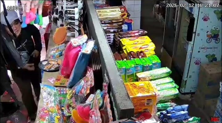 WARUNG: Pelaku masuk ke dalam warung kelontong sebelum beraksi.