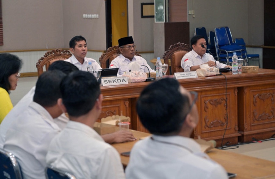 Wakil Bupati Kobar Suyanto hadir didampingi Sekretaris Daerah Rody Iskandar serta sejumlah kepala perangkat daerah saat pengumuman predikat Menuju Wilayah Bebas dari Korupsi (WBK)