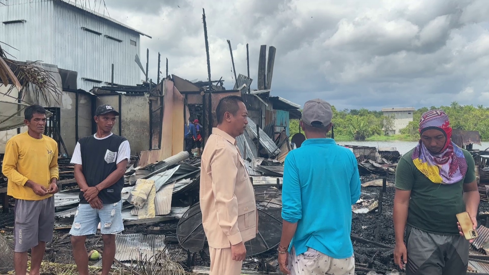 Bupati Sukamara Masduki meninjau kondisi rumah yang terbakar di Desa Pulau Nibung, Kecamatan Jelai.