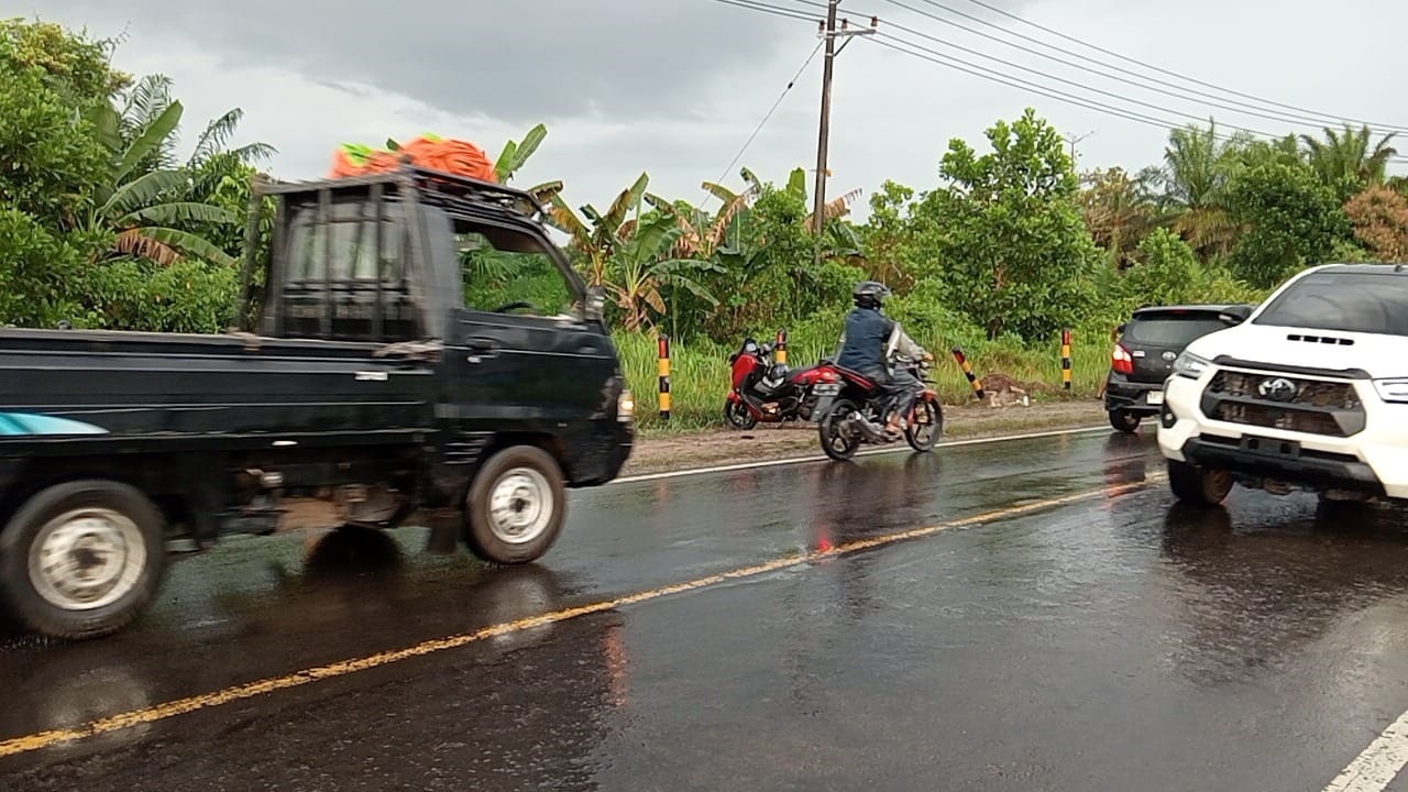 Terjadi kecelakaan beruntun akibat tumpahan solar di  Jalan Ahmad Yani kilometer 13, Kecamatan Pangkalan Lada, Kabupaten Kotawaringin Barat,  Sabtu (14/2).