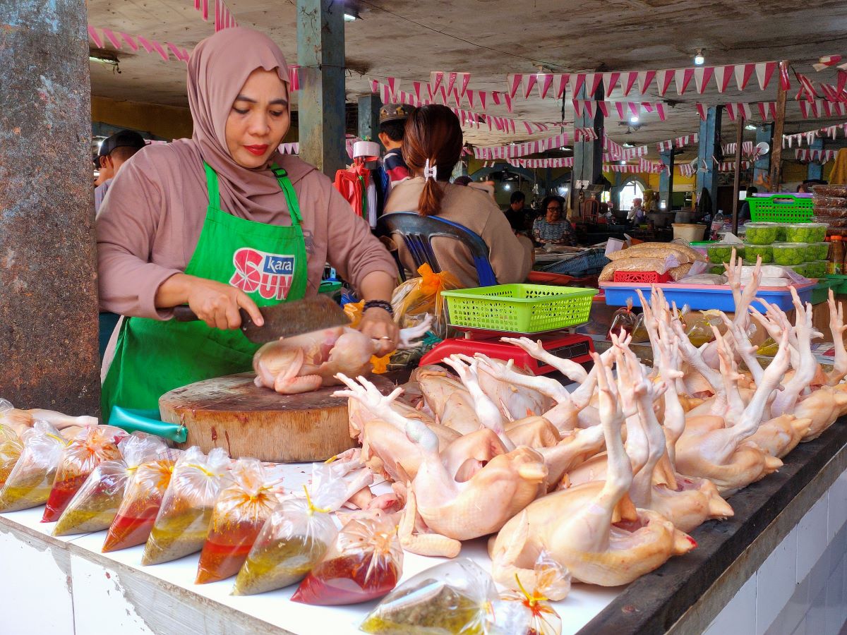 KABAR PASAR: Aktivitas penjual daging ayam di Pusat Perbelanjaan Mentaya (PPM) Sampit, Sabtu (14/2/2026).