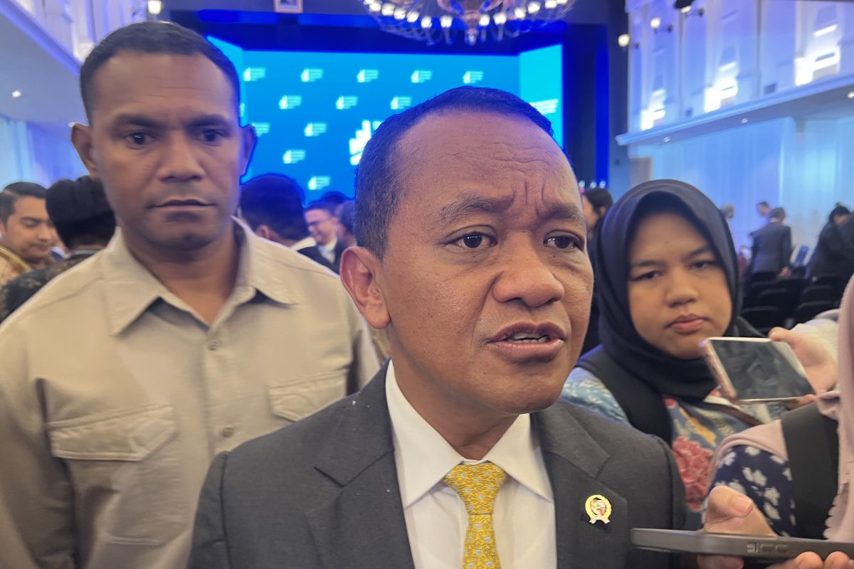 Menteri Energi dan Sumber Daya Mineral (ESDM) Bahlil Lahadalia memberi keterangan ketika ditemui di sela-sela Indonesia Economic Outlook (IEO) 2026 yang digelar di Wisma Danantara, Jakarta, Jumat