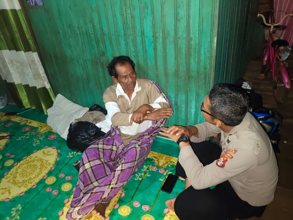 KORBAN BUAYA : Petugas Polsek Hanaut saat mendatangi korban serangan buaya di Desa Babaung, Kecamatan Pulau Hanaut, Kotim, Sabtu (14/2/2026).