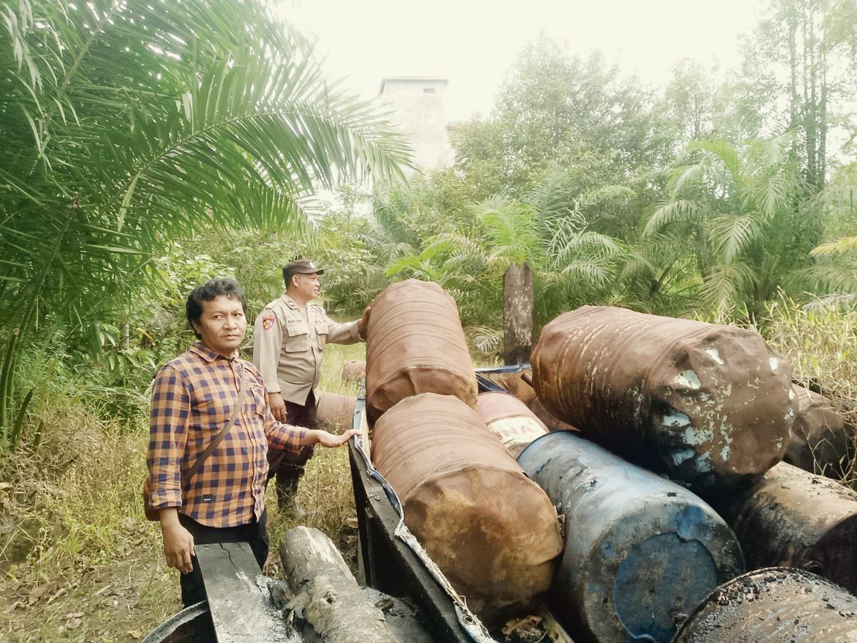 GEREBEK : Aparat gabungan saat mendatangi lokasi dugaan tempat penampungan BBM ilegal di Kecamatan Pulau Hanaut, Kotim, Sabtu (14/2/2026).