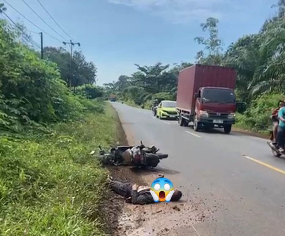 LAKALANTAS: Seorang pengendara motor tak sadarkan diri usai menabrak lubang di.Jalan Tjilik Riwut, Desa Jemaras, Kecamatan Cempaga, Kotim, Sabtu (14/2) siang. WARGA/RADAR SAMPIT