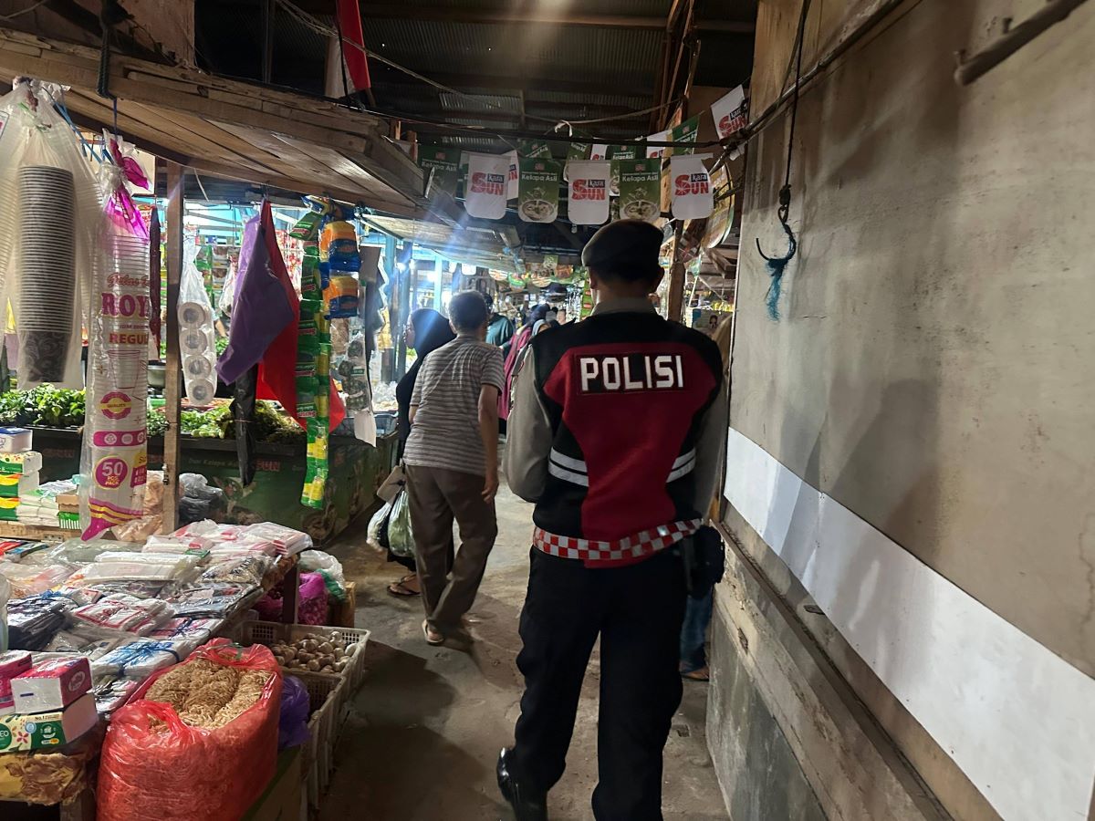 PATROLI : Personel Polresta Palangka Raya jajaran Polda Kalteng melaksanakan patroli keamanan dan ketertiban masyarakat (Kamtibmas) di Pasar Rajawali.