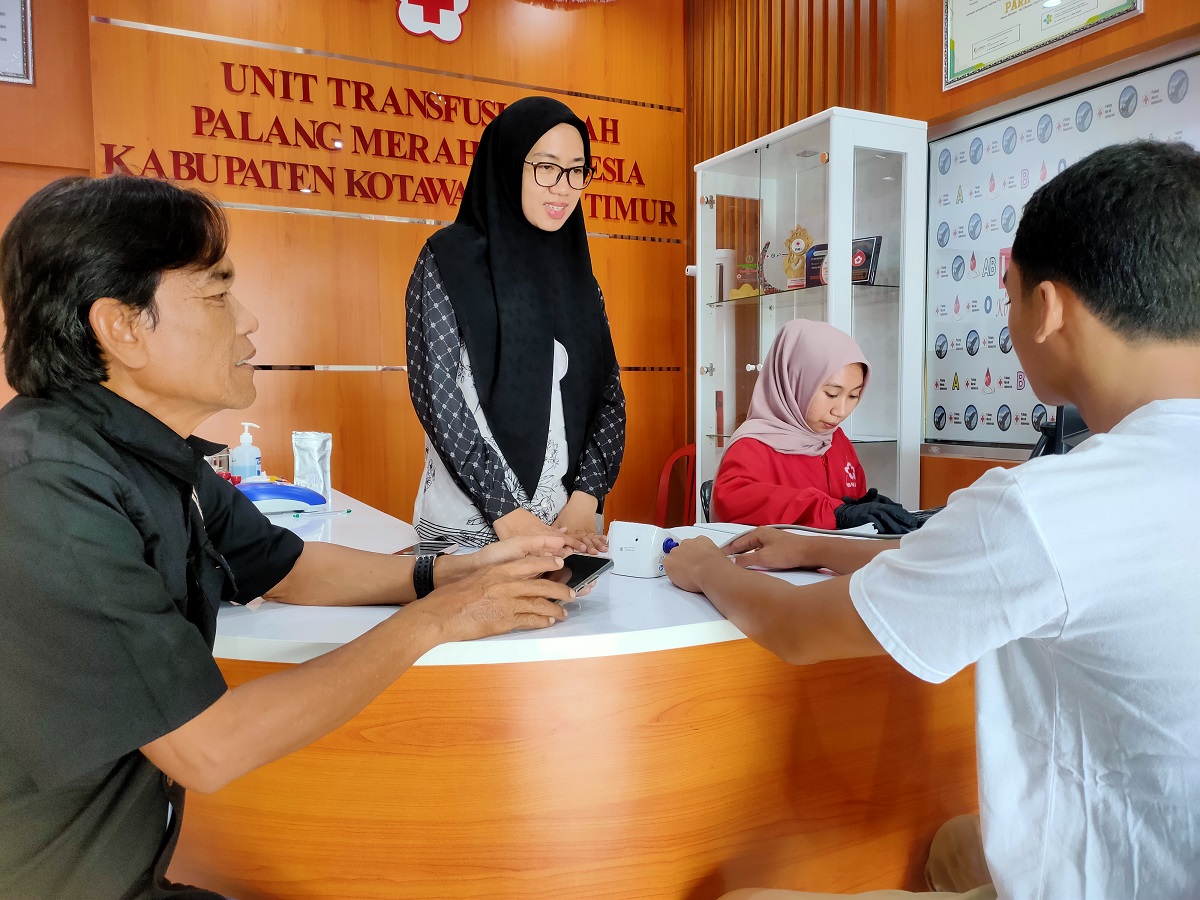 Kepala UDD PMI Kotim Aldila Tiurmawati Lumban Gaol saat melayani masyarakat yang akan melakukan donor darah, Sabtu (14/2).