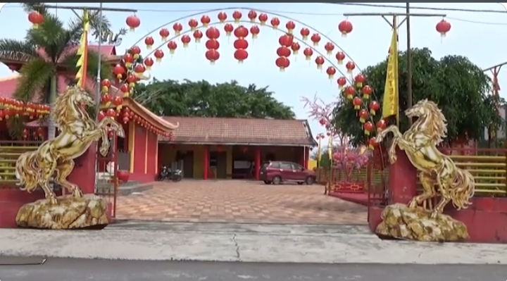 Kelenteng Damai Sejahtera Jalan Pekong, Desa Sungai Tendang, Kecamatan Kumai, Kabupaten Kotawaringin Barat, mempercantik dengan seribu lampion.