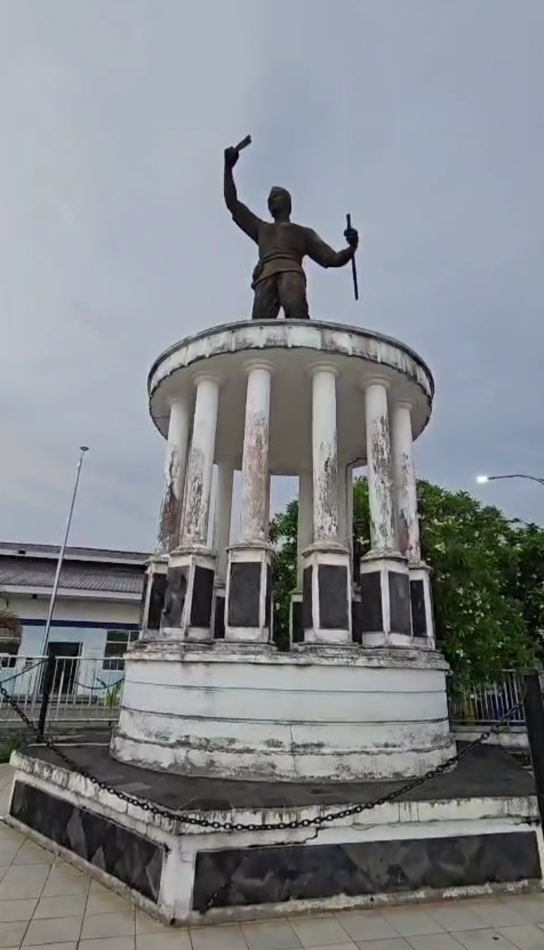 Monumen Panglima Utar di kawasan Pelabuhan Panglima Utar Kumai tampak kusam tak terawat.
