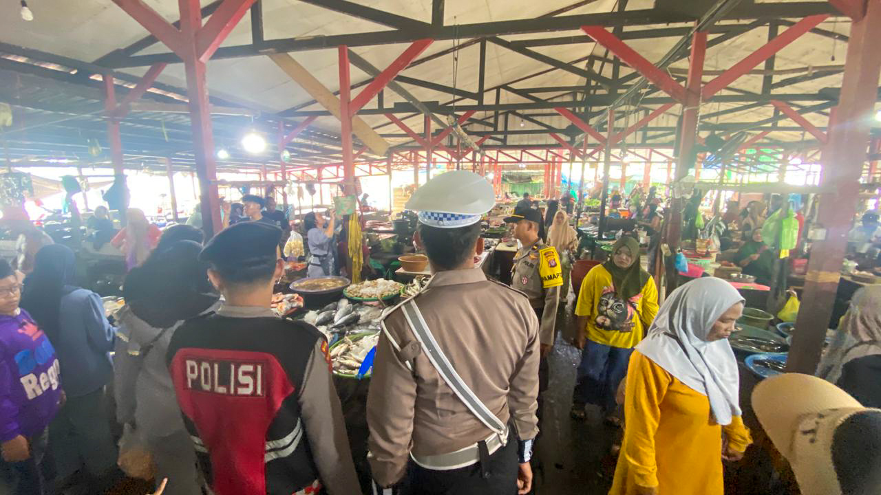 JAGA KAMTIBMAS: Patroli kepolisian di kawasan pasar sayur dan ikan (SAIK) Seruyan, Minggu (15/2).