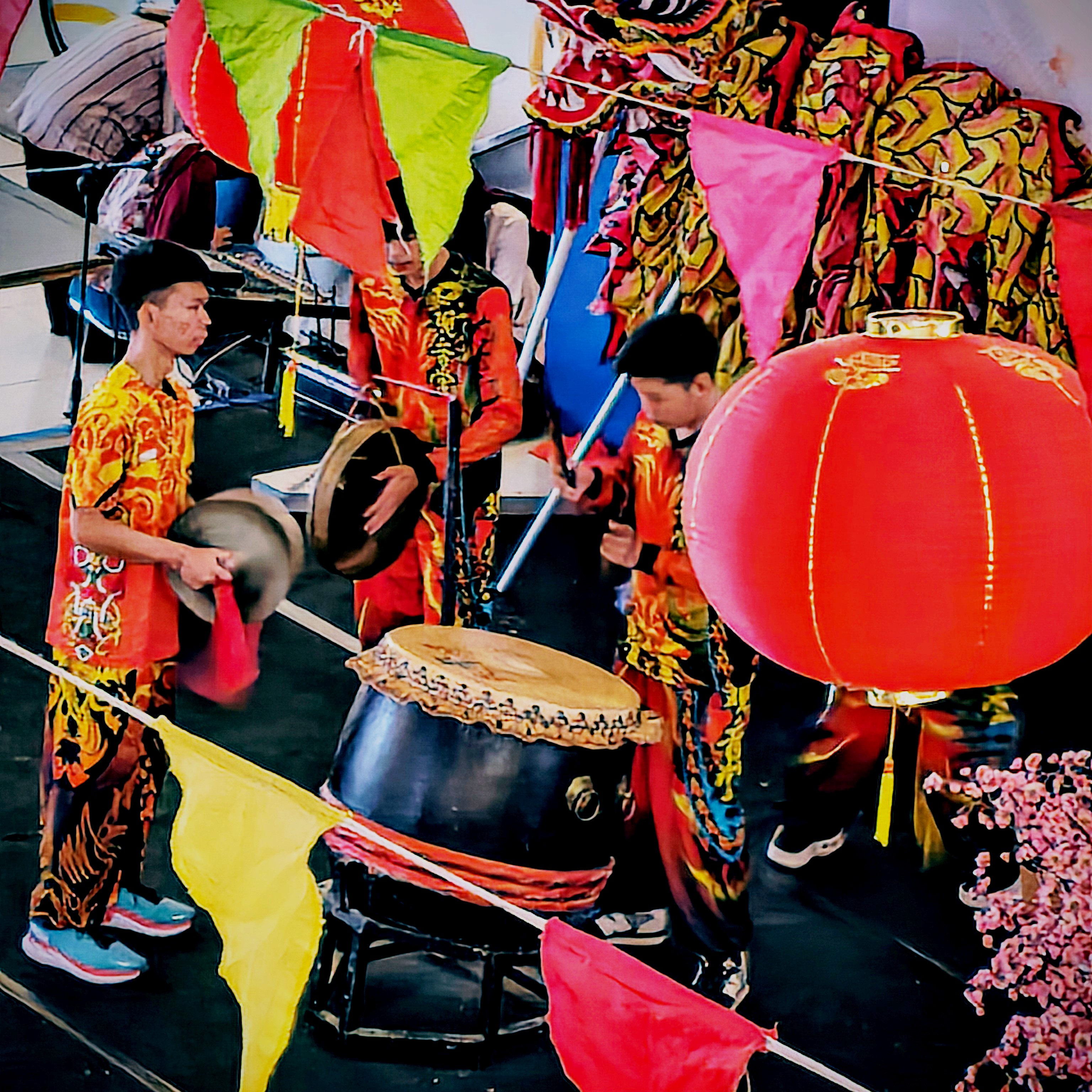 Pemain pengiring musik Barongsai dan Liong saat menghibur warga Sampit