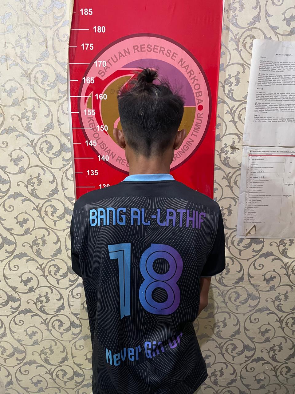 Seorang pemuda inisial MR (29) saat diamankan di Polres Kotim lantaran terlibat peredaran narkoba, Sabtu (14/2).