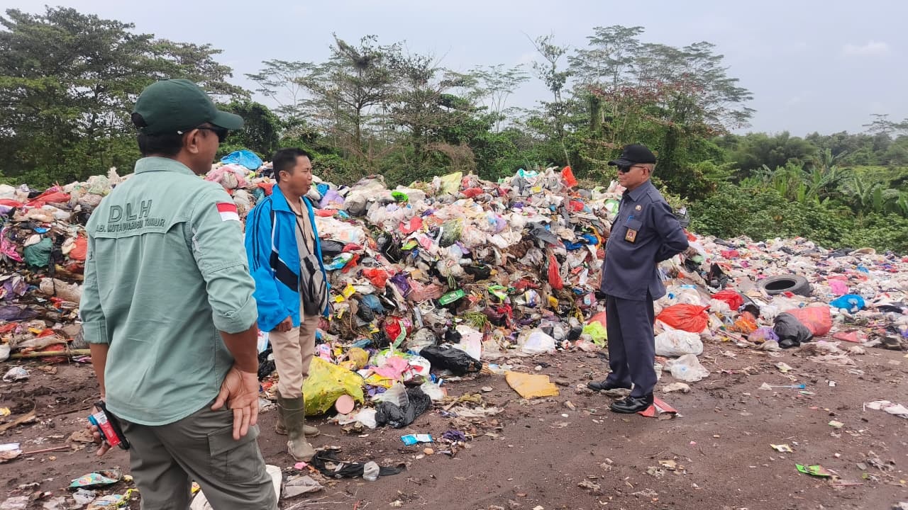 Kepala DLH Kotim Marjuki bersama tim, saat melakukan peninjauan ke TPA sampah Jalan Jenderal Sudirman km 14 Sampit, belum lama tadi.