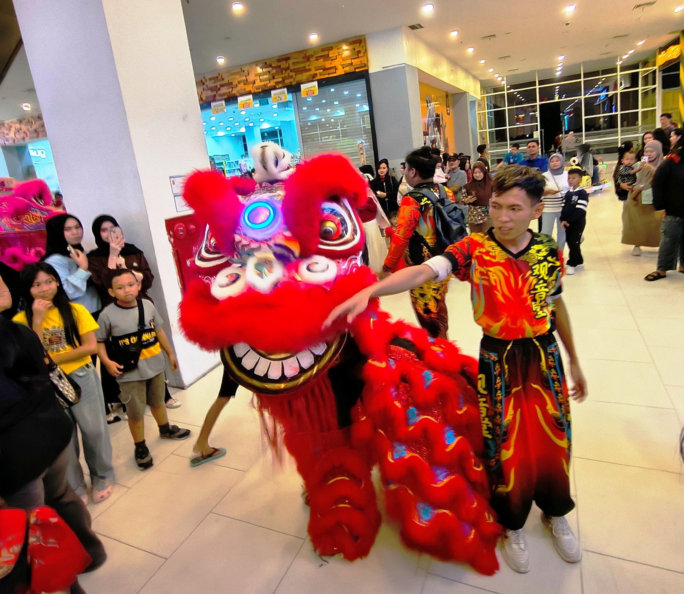 Aksi atraksi Barongsai dan Liong Kwan Im Thang saat tampil menghibur warga di salah satu pusat berlanjaan di Sampit, Sabtu (14/2) malam.