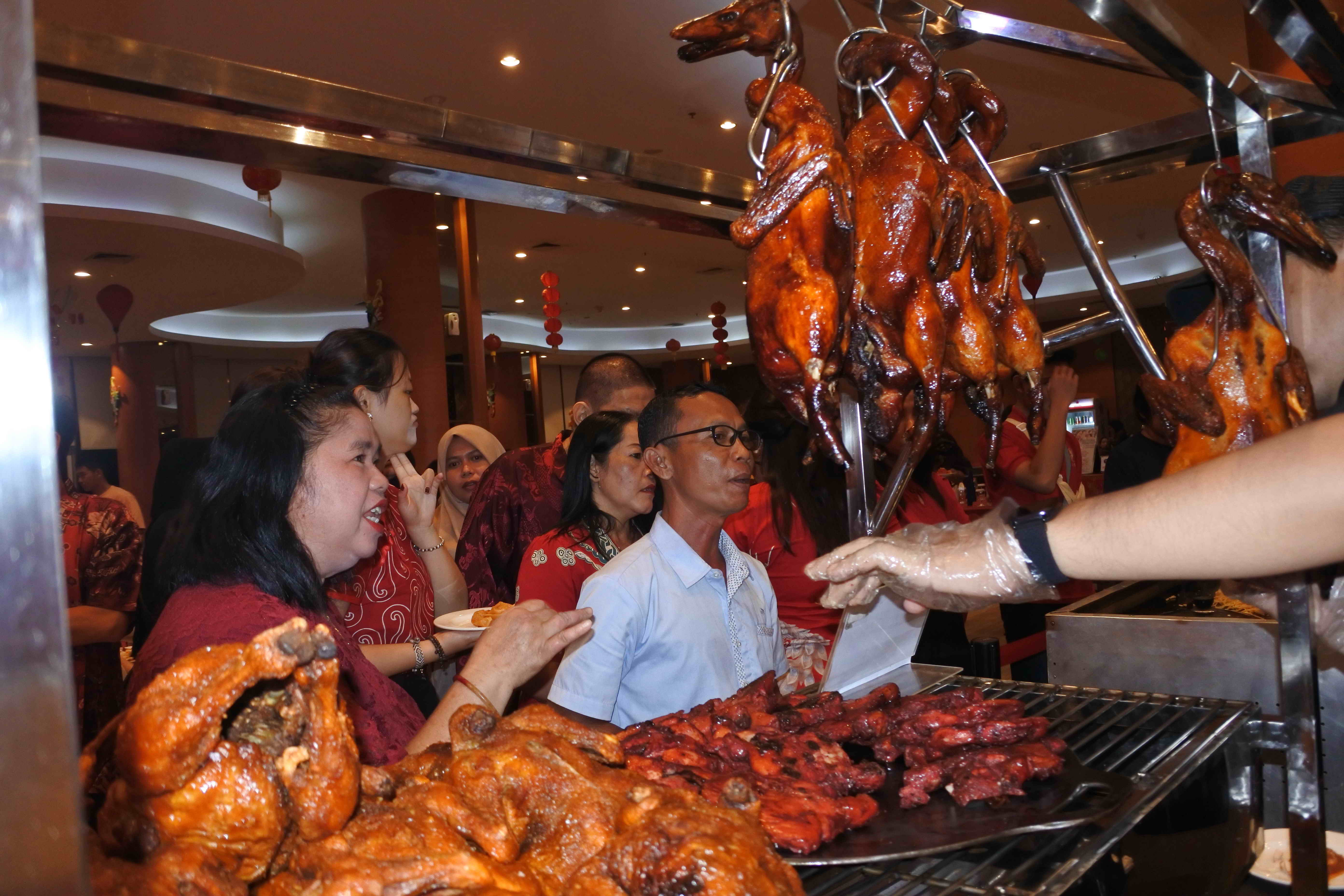 Bebek peking dan siu mie (mie panjang umur) jadi menu favorit Buffet Dinner Imlek di  Aquarius Boutique Hotel Sampit (ABHS) pada Senin (16/2) malam.