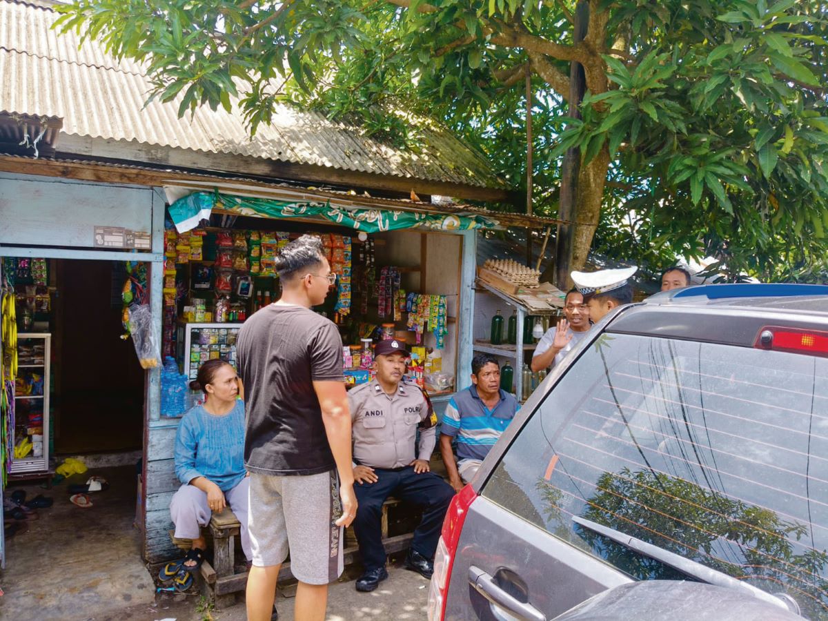 DATANGI TKP: Pamapta III Polres Seruyan mendatangi tempat kejadian anak nyaris diamuk massa karena diduga mencuri. FOTO: RIFANI/RADAR SAMPIT