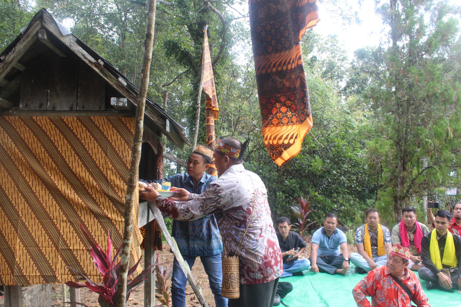 PT Surya Indah Nusantara Pagi (SINP) dan PT Persada Bina Nusantara Abadi (PBNA) anak usaha Grup Astra Agro turut melestarikan adat budaya Dayak Tomun di Kalteng. (hms/radar sampit)