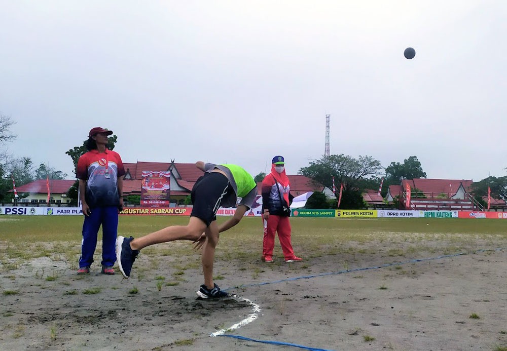 Atlet tolak peluru dalam ajang Pekan Olahraga Kabupaten di Kotawaringin Timur, beberapa waktu lalu di Stadion 29 Nopember Sampit. (Dok.Oes/Radar Sampit )