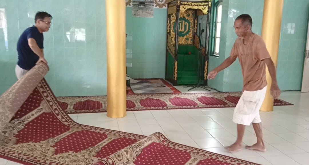 Warga gotong royong membersihkan Masjid Nurul Kariim, RT 05 dan RT 08 Kelurahan Mentawa Baru Hulu, Kecamatan Mentawa Baru Ketapang,  Kotawaringin Timur Minggu (15/2/2026). (warga/radar sampit)