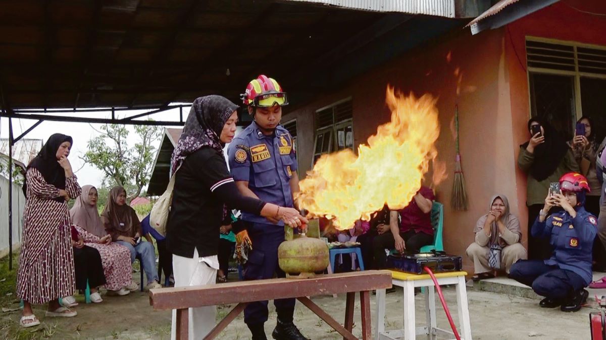 EDUKASI: Petugas Disdamkarmat Kotim memberikan edukasi penanganan api kepada warga RT 58 Jalan Jaya Wijaya, Kelurahan Baamang Tengah, Sampit, Minggu (15/2/2026).
