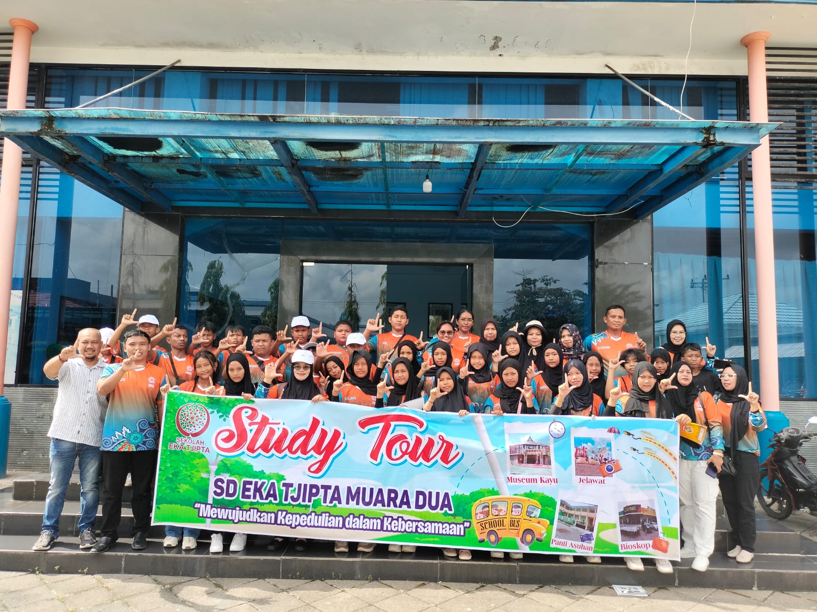 KUNJUNGAN JURNALISTIK: Study tour sekaligus kunjungan jurnalistik yang dilaksanakan SDS Eka Tjipta Muara Dua ke Kantor Radar Sampit, Senin (16/2).DANI/RADAR SAMPIT