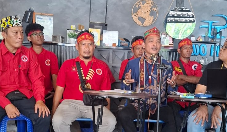 Konpress: Perwakilan dari Ormas Mandau Talawang saat konpres perihal dugaan gratifikasi koperasi dan Agrinas Palma di Kotim. (rado/radar sampit)