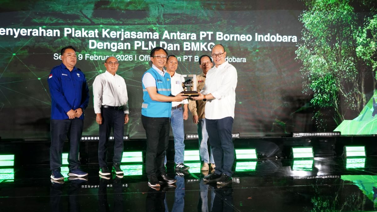 Penyerahan plakat sebagai simbol penguatan kolaborasi energi bersih antara PLN dan PT Borneo Indobara.