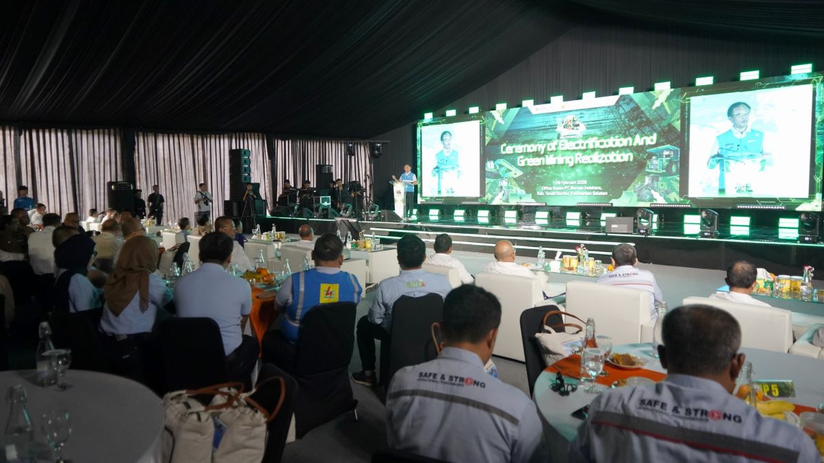 Suasana seremoni kerja sama PLN dan PT Borneo Indobara dalam percepatan elektrifikasi dan green mining.