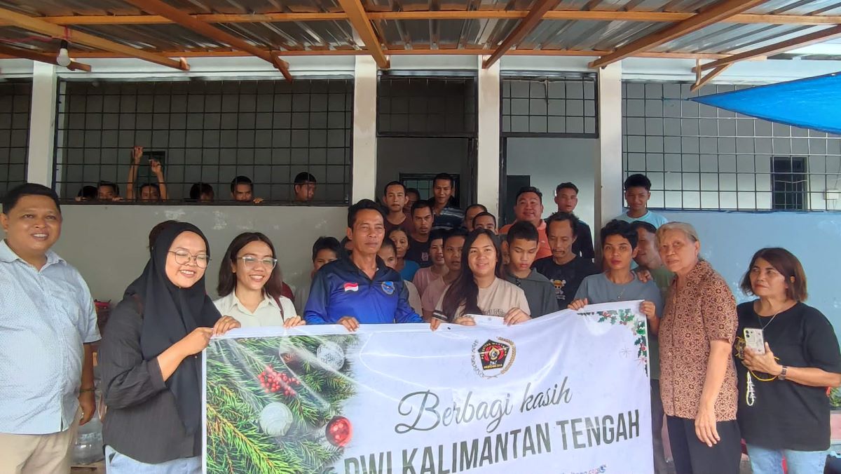 BERBAGI KASIH : Insan pers kembali menunjukkan kepedulian sosial melalui program PWI Kalteng Berbagi Kasih, menyalurkan bantuan ke panti asuhan dan panti pemulihan ODGJ di Kota Palangka Raya.