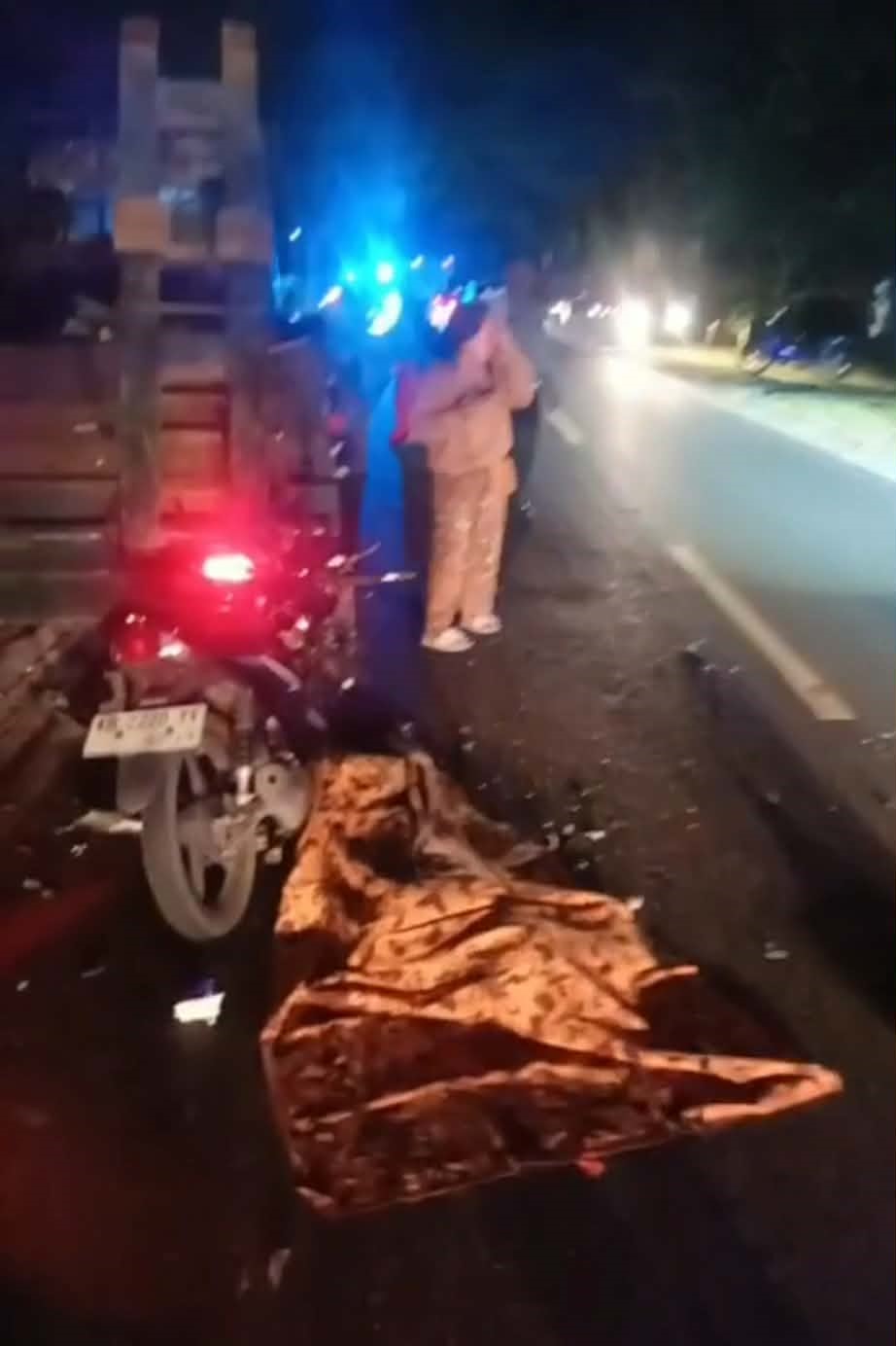 MUSIBAH : Jenazah korban kecelakaan sebelum dievakuasi dari lokasi kejadian di Jalan Tjilik Riwut Km 15,5, Kelurahan Petuk Ketimpun, Kecamatan Jekan Raya, Minggu (15/2/2026) malam.