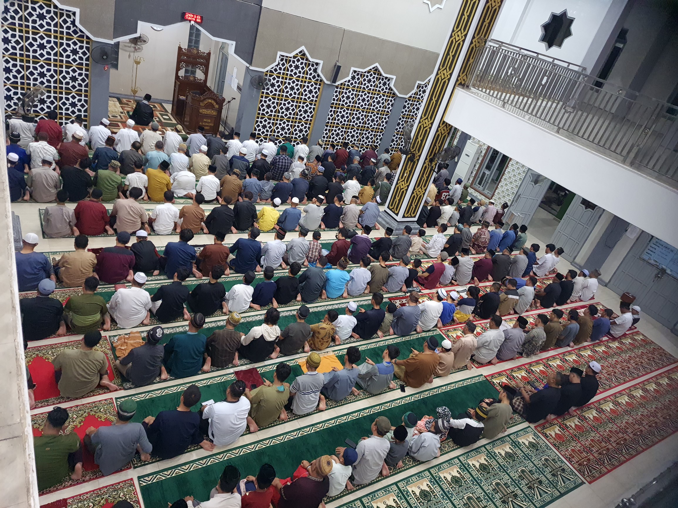 Jemaah memenuhi masjid Muhajirin di komplek perguruan Muhammadiyah Sampit, Selasa 17/2 malam., untuk Salat Isya dan tarawih berjamaah.