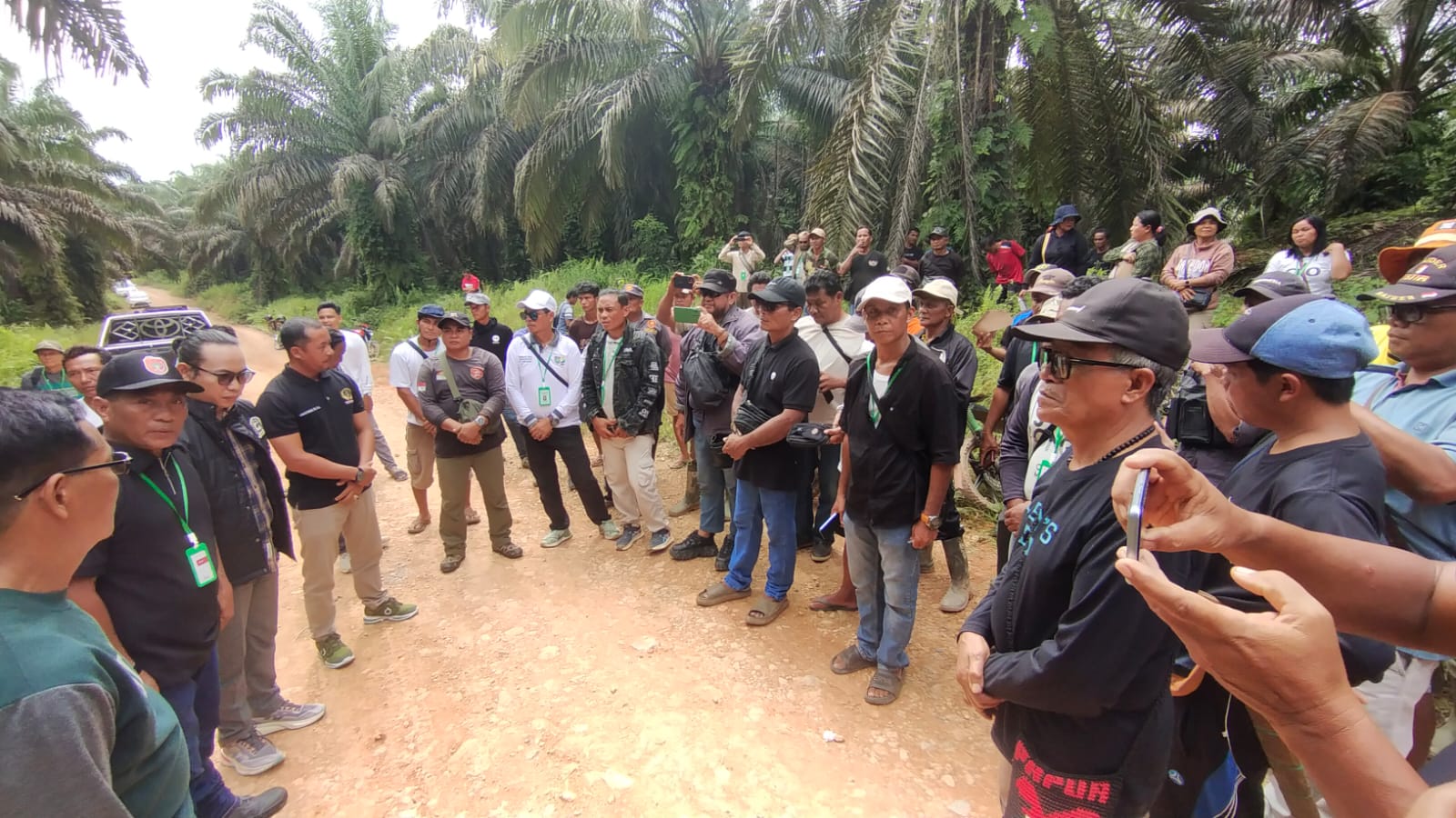 Ratusan warga yang tergabung dalam Koperasi Anugerah Alam Permai, Desa Kerabu, Kecamatan Arut Utara, Kabupaten Kotawaringin Barat (Kobar), menghentikan aktivitas PT Aji Jaya Plantation (AJP)