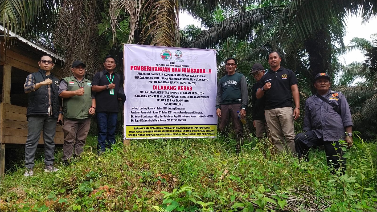 Anggota Koperasi Anugerah Alam Permai saat memasang spanduk larangan aktivitas. (Syamsudin/Radar Sampit)