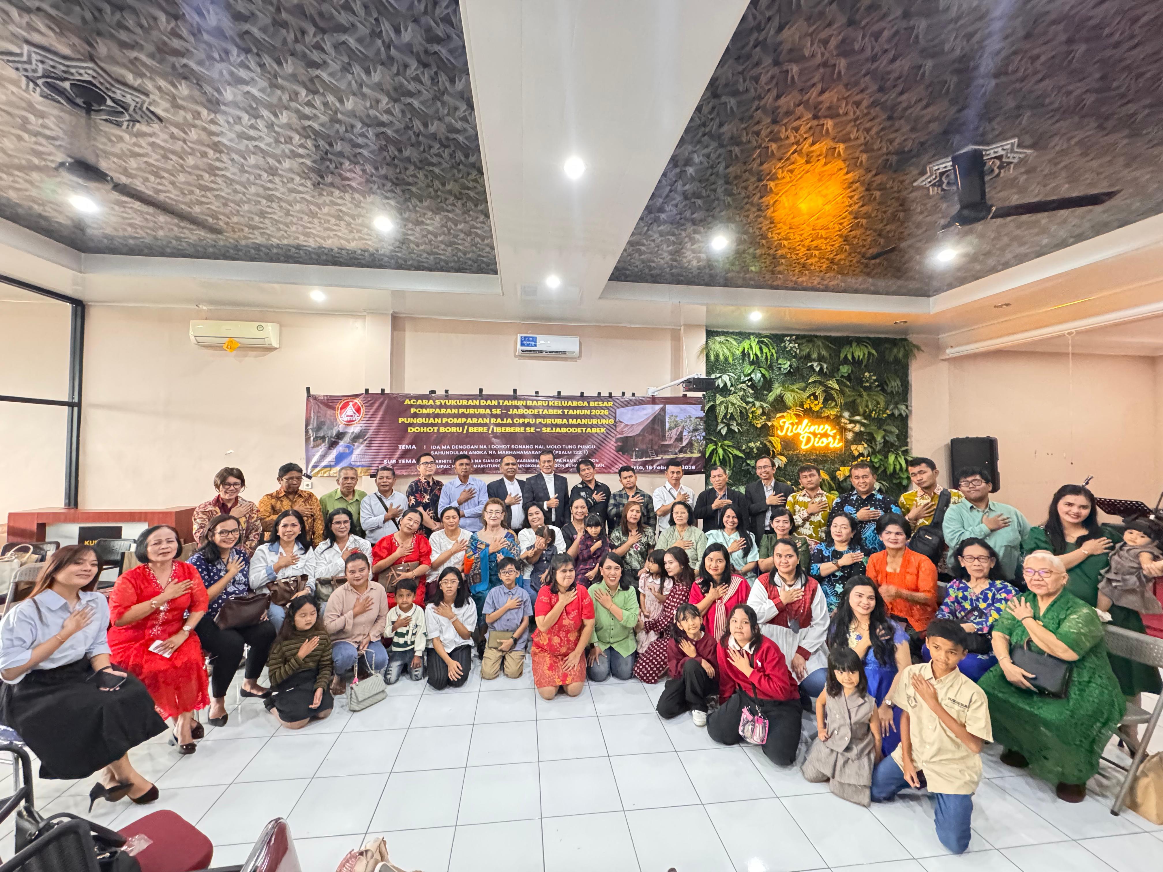 Kekeluargaan terasa kental dalam acara syukuran dan perayaan Tahun Baru Pomparan Puruba Manurung se-Jabodetabek yang digelar di Kuliner Diore, Jakarta, Senin (16/2).