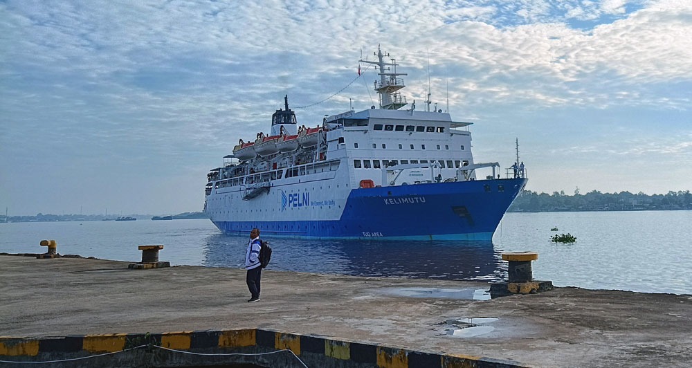 Kapal penumpang saat akan sandar di Pelabuhan Sampit. (Dokoes/Radar Sampit)