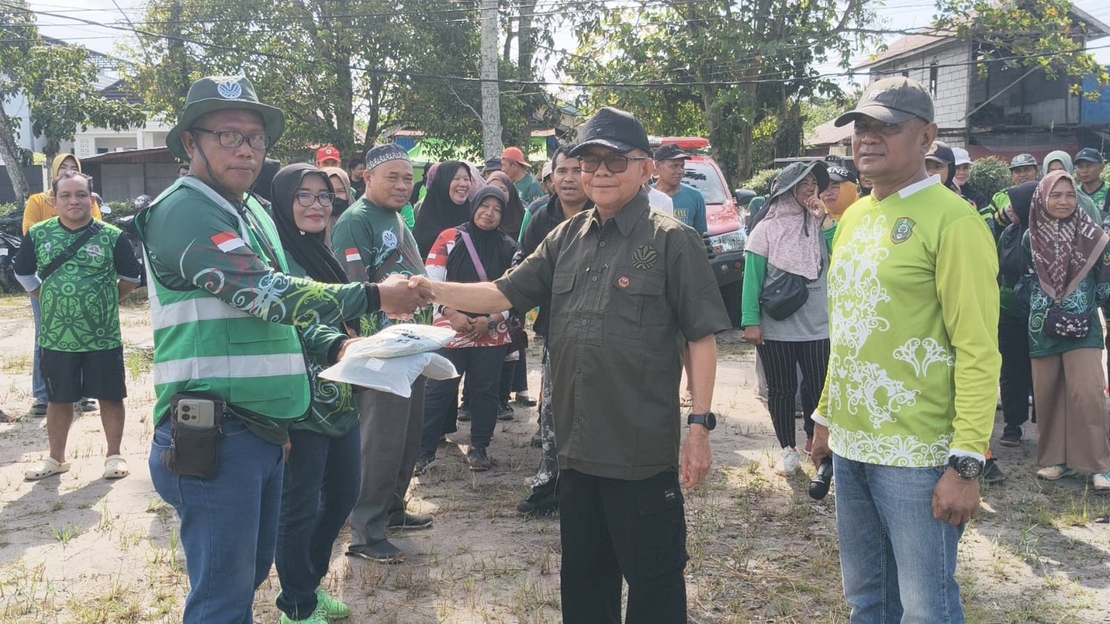 Kepala DLH Kotim Marjuki membagikan seragam kerja kepada petugas lapangan di Depo 04 Sehati, Kecamatan Baamang, Senin (16/2).