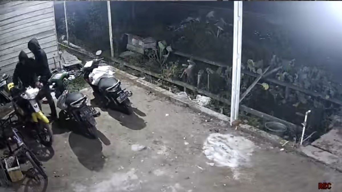 CURANMOR : Dua pria terekam kamera pengawas CCTV saat mencuri sepeda  motor warga di Kecamatan Kota Besi, Minggu (15/2/2026) dini hari.
