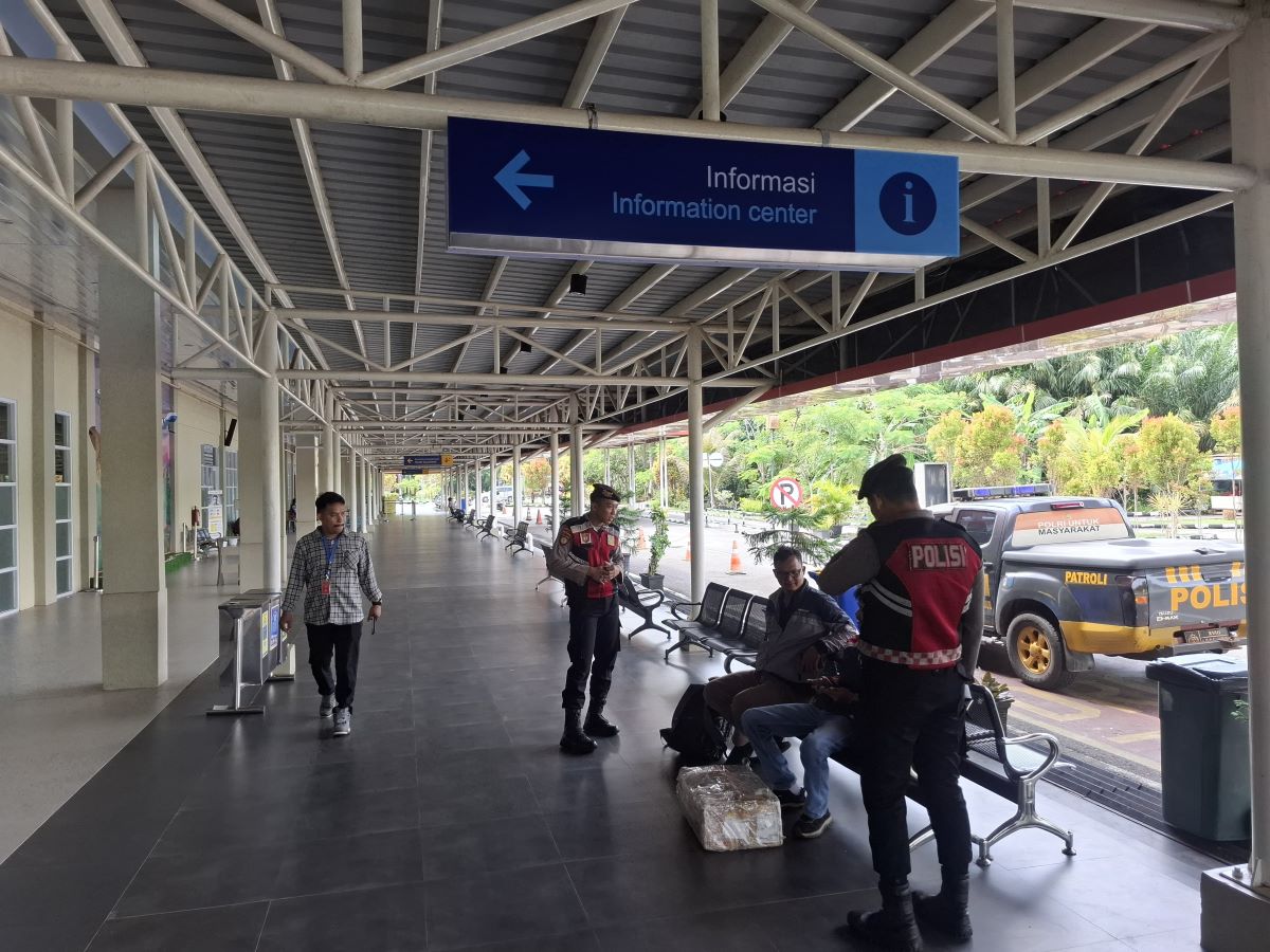 PATROLI : Personel Satuan Samapta Polres Kotim melaksanakan patroli di kawasan Bandara H Asan, Sampit, Senin (16/2/2026) tadi. FOTO: HUMAS POLRES KOTIM/RADAR SAMPIT