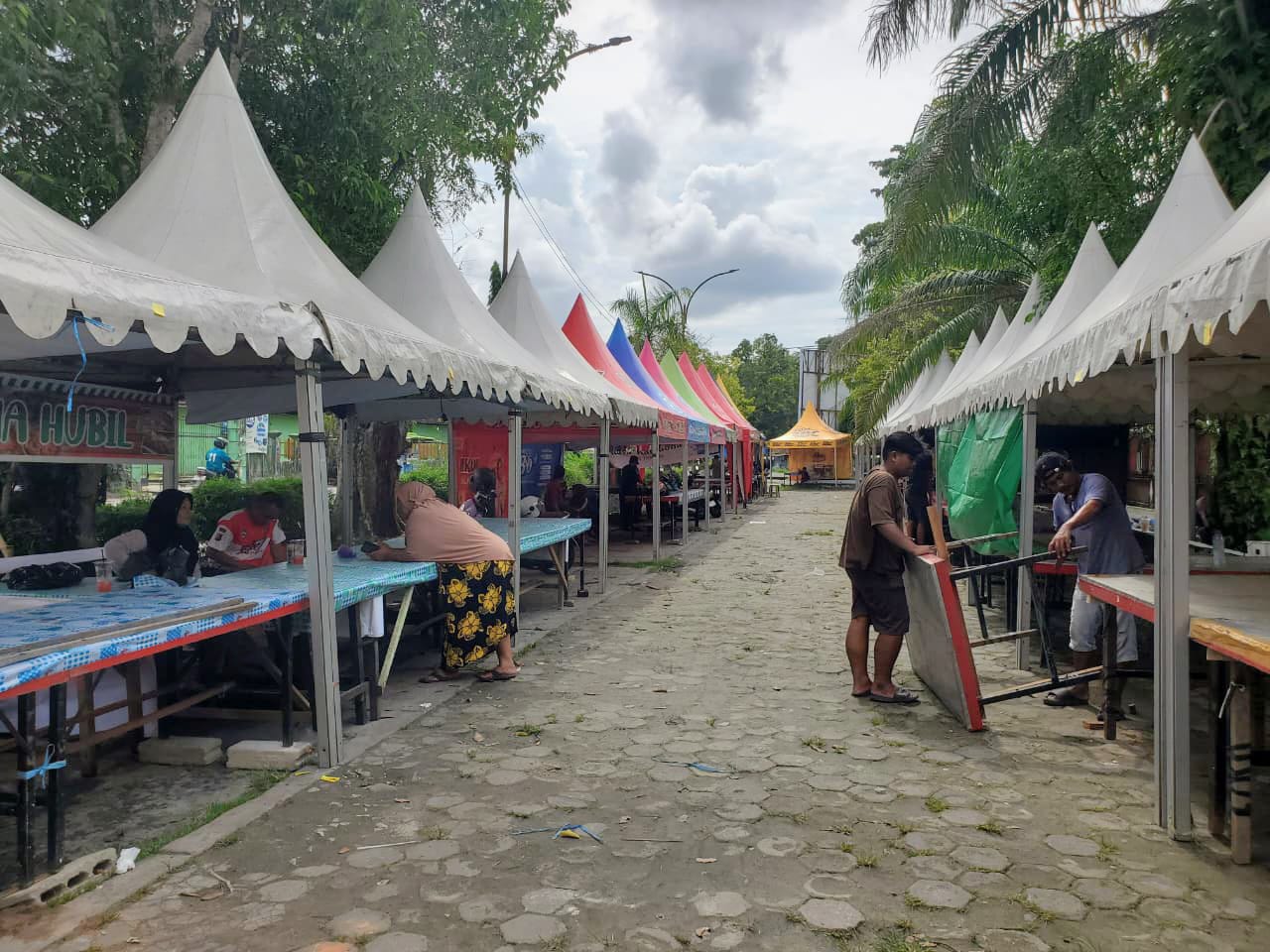 Persiapan lokasi Pasar Ramadan di Sekitar Taman Kota Sampit. (Oes/Radar Sampit)