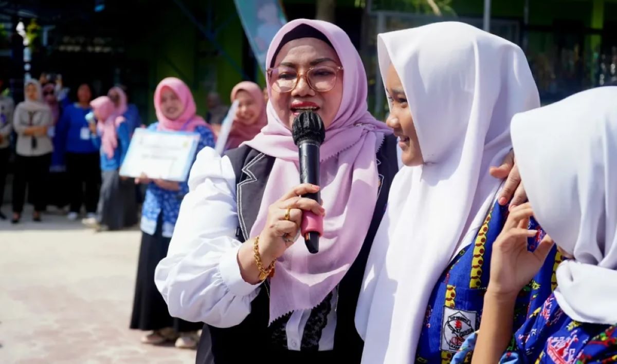 INTERAKSI: Wakil Bupati Kotim Irawati berinteraksi dengan siswa saat menghadiri kegiatan di salah satu sekolah di Sampit, beberapa waktu lalu.