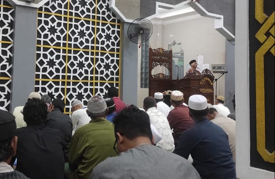 Tarawih perdana Ramadan 1447 Hijriah di Masjid Al Muhajirin, Kompleks Perguruan Muhammadiyah Jalan Achmad Yani Sampit, Selasa malam (17/2/2026). (warga/radar sampit)