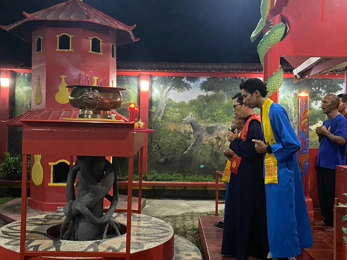 Ibadah tutup tahun, menyambut Tahun Baru Imlek 2577 Kongzili di Kelenteng Harmoni Kehidupan Sampit , Senin (16/2) malam.