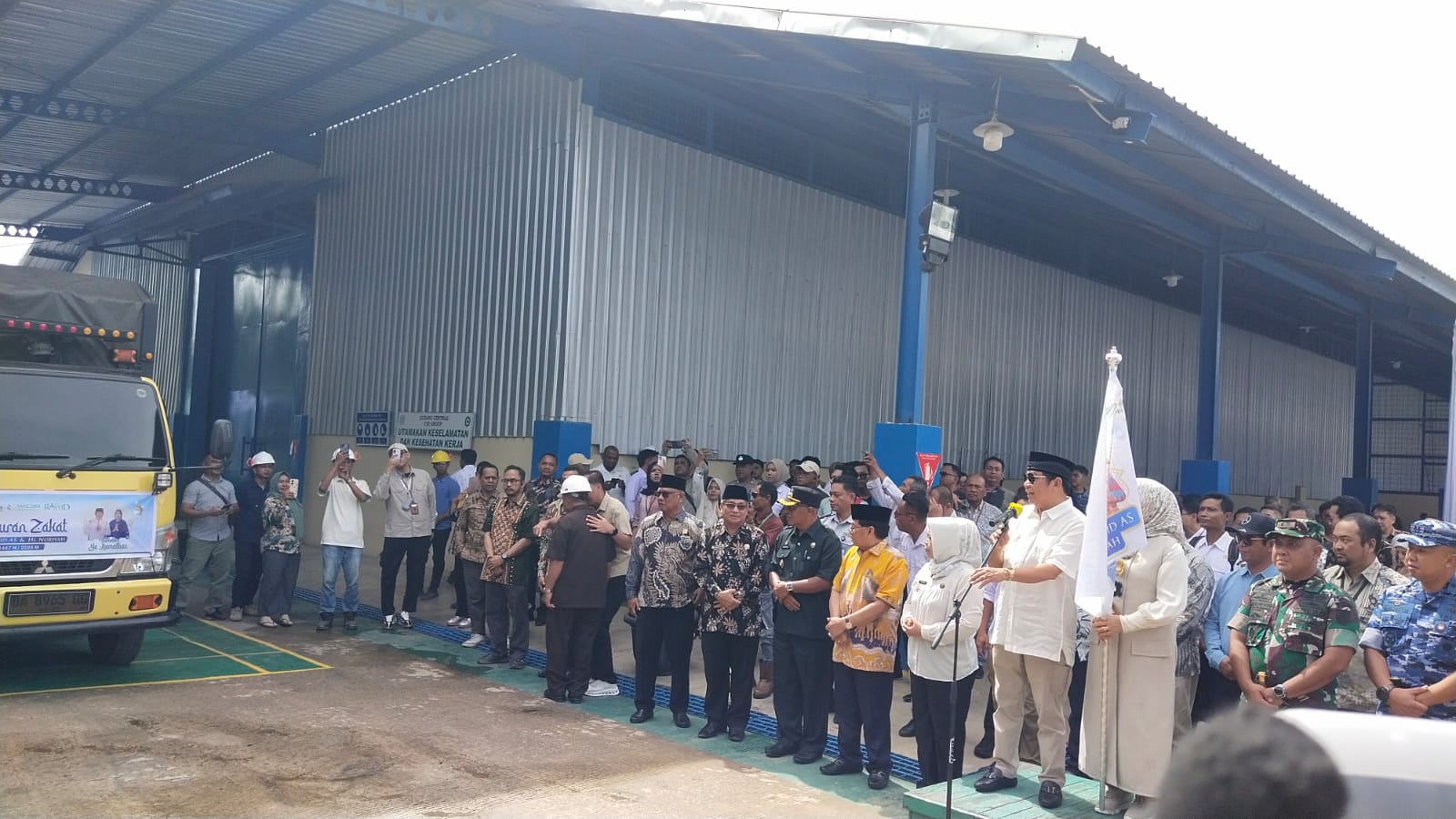 H Abdul Rasyid saat pelepasan secara simbolis zakat di gudang Central CBI Group Natai Baru Estate, Desa Natai Baru, Kecamatan Arut Selatan, Kabupaten Kotawaringin Barat, Rabu (18/2/2026)