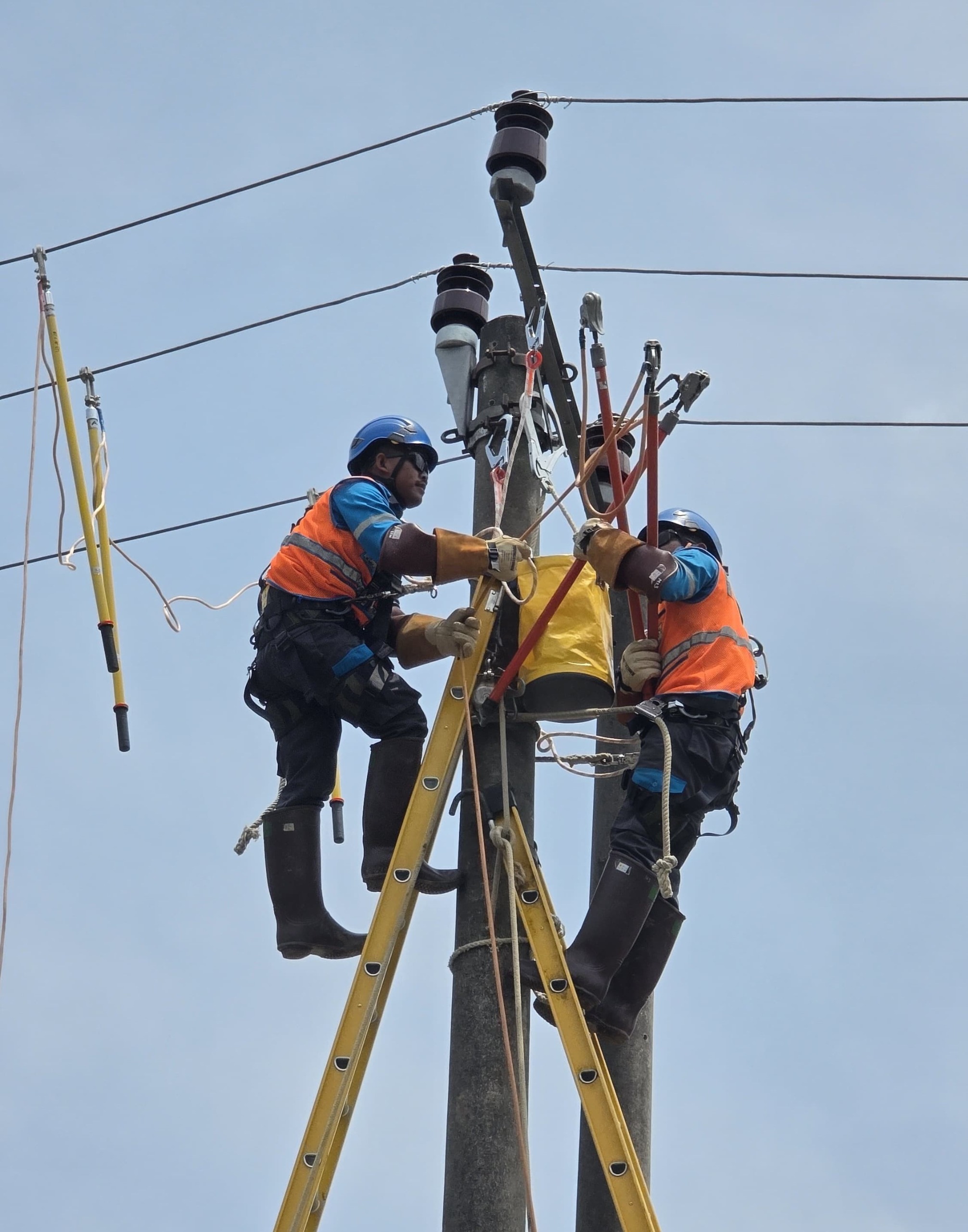 Petugas Yantek PLN saat melakukan praktek di ajang Yantek Competition ke-4 yang diselenggarakan oleh PLN UPDL Semarang pada 10&ndash;13 Februari 2026