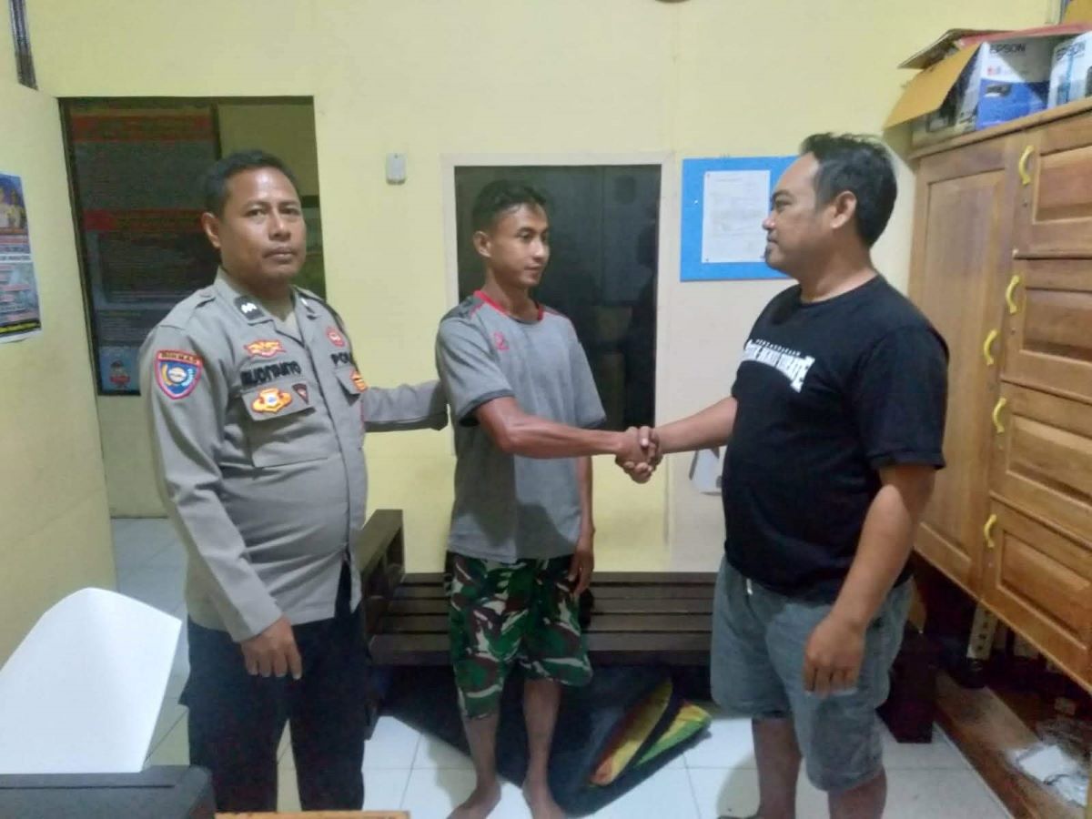 DAMAI : Polsek Rakumpit memediasi kesalahpahaman antara dua sahabat karib, terkait persoalan telepon genggam.