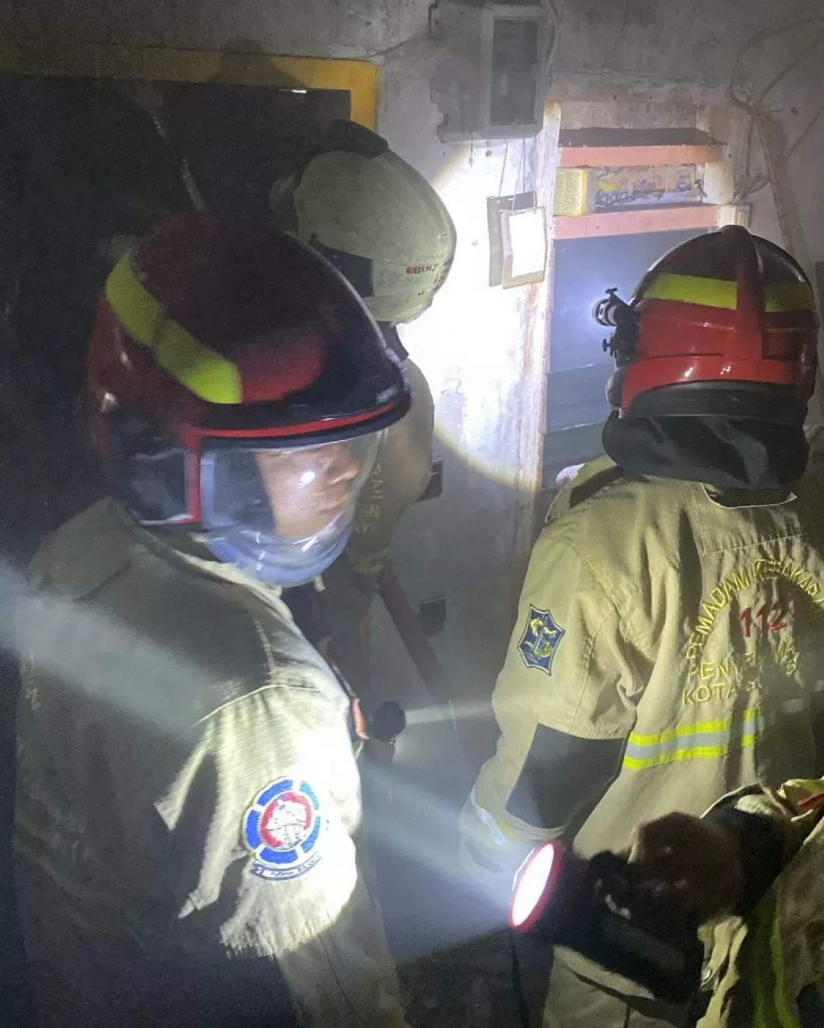 SIGAP : Petugas DPKP Surabaya memadamkan api yang membakar kamar kos di Jalan Setro V, Surabaya, Selasa (17/2).