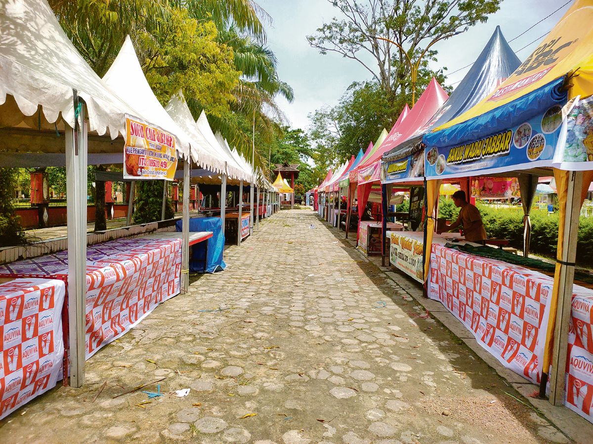 PASAR RAMADAN: Stan-stan pedagang di Pasar Ramadan Taman Kota Sampit, Rabu (18/2/2026).