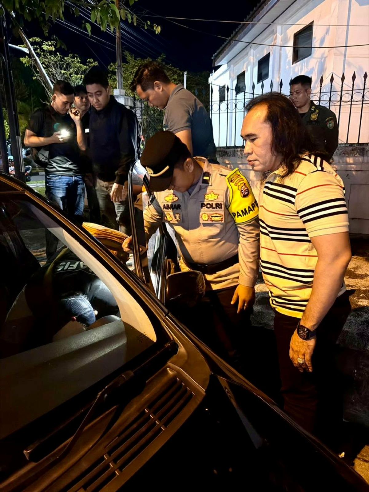 KEJAHATAN : Pamapta III SPKT Polresta Palangka Raya bersama piket fungsi melaksanakan olah tempat kejadian perkara (TKP) pencurian modus pecah kaca mobil di Jalan DI Panjaitan, Palangka Raya
